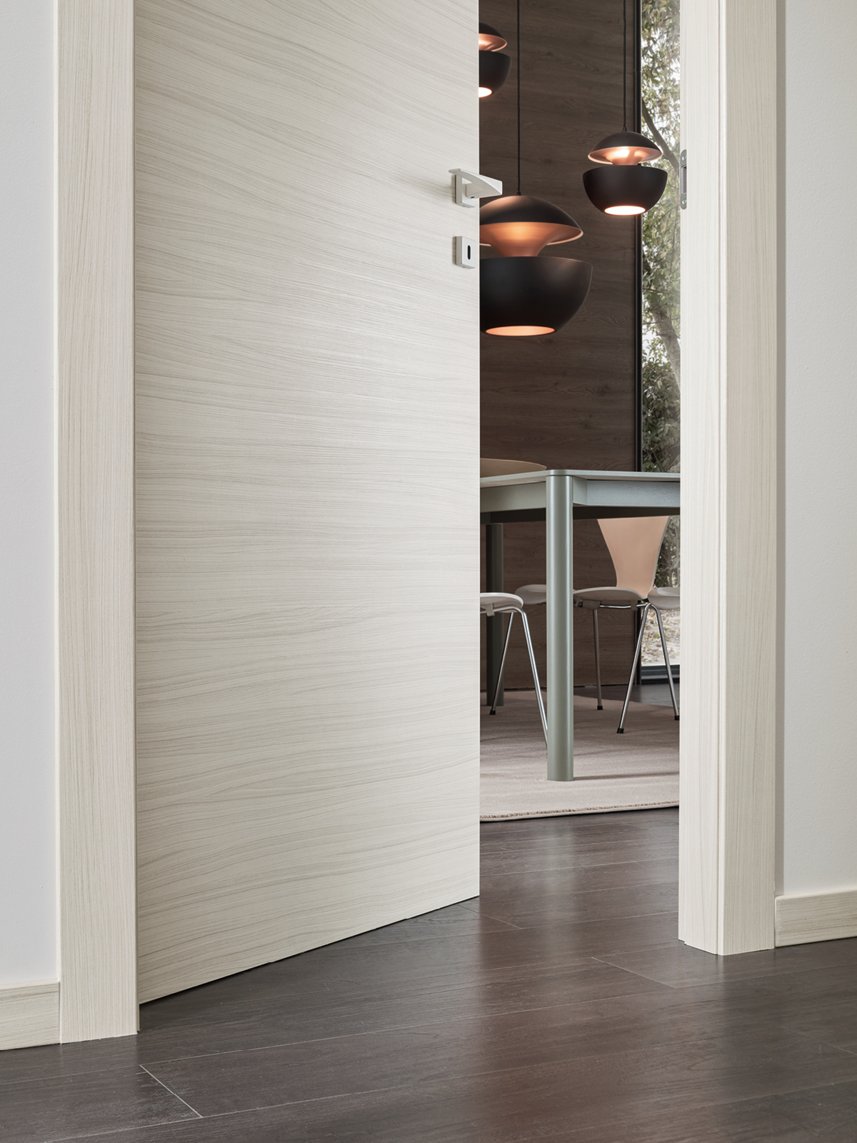 porta Extra Base effetto legno palissandro bianco tra soggiorno e cucina
