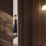 porta legno moderna di Venus Design in Eucalipto con boiserie coordinata